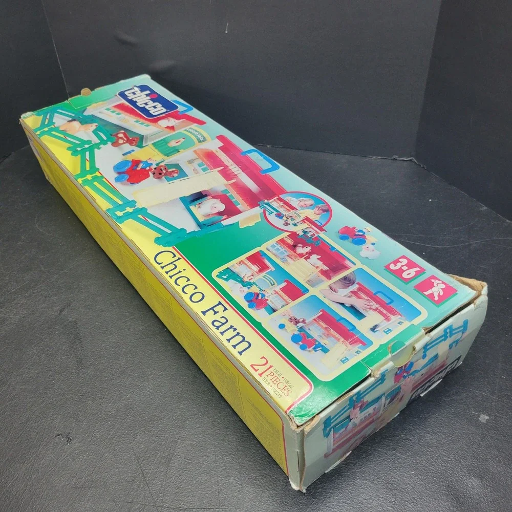Chicco Farm Vintage Portable Barn Playset 21 Pieces Tractor Animals Figures Box